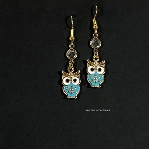 owl pierced earrings　フクロウ　個性的　揺れる　カジュアル　かわいい　ブルー　水色　青
