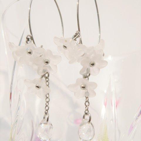 Sale! 白いベルフラワー ＊アーチピアス