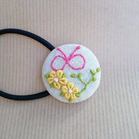 小さなお花畑の刺繍ヘアゴム (蝶々)