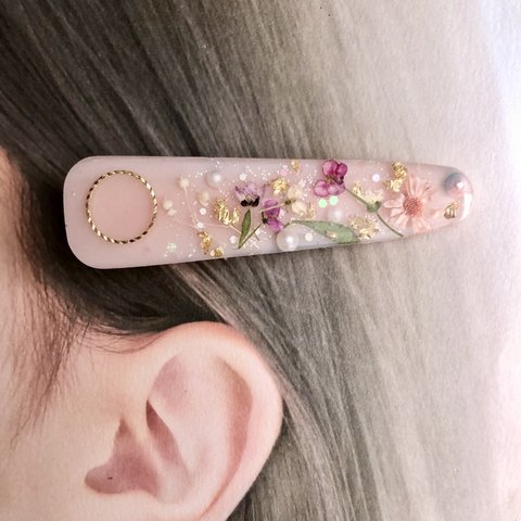 ドライフラワー　かわいいヘアクリップ　ヘアピン　レジン