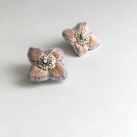 ボタニカル刺繍イヤリング "Anemone"／BEIGE《Lustrini》