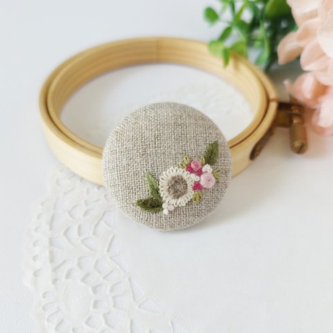 【 ブローチ 】刺繍 くるみボタン  ( 3.8cm )