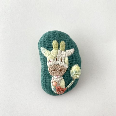 牛さん刺繍ブローチ　⑤グリーン