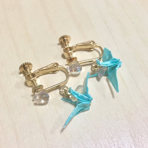 折り鶴のイヤリング(水色)