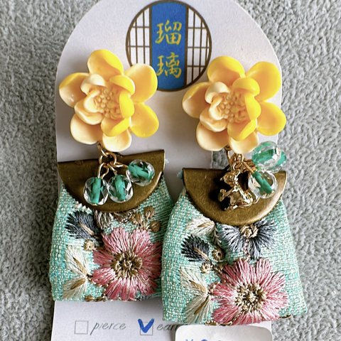 りす　椿とインド刺繍リボンのイヤリング