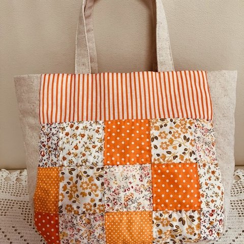オレンジ色の花柄のパッチワークバッグ（送料無料）
