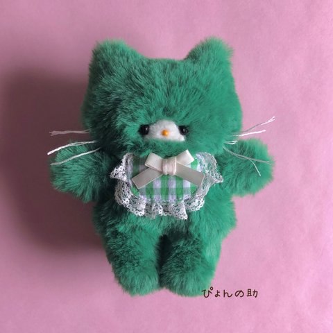 グリーン♪グリーン♪とにかく緑なネコさん☆手のひらサイズのぬいぐるみ② スタイの姿。