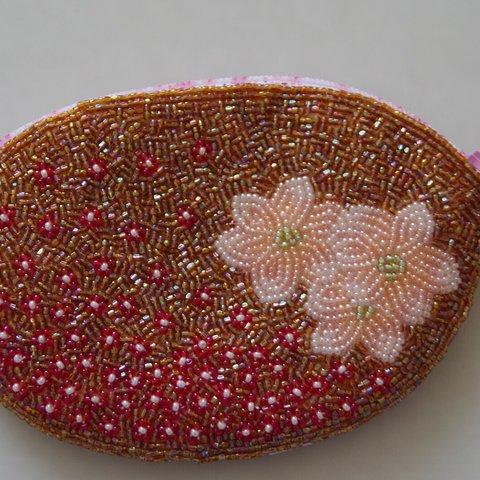 ビーズ刺繍の花柄ポーチ