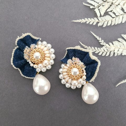 デニム×パールの刺繍イヤリング、ピアス(下向き防止キャッチ)