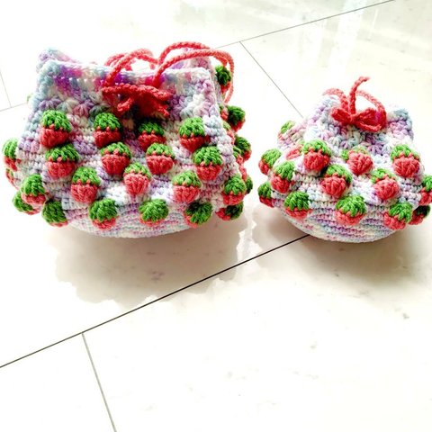 【再販】親子 バッグ ペア 巾着 セット 苺 編み 手編み 編み物