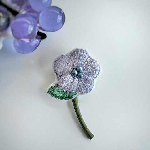 hidamari～ペールフラワーの刺繍ブローチ 紫