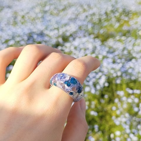 〜紫陽花とかすみ草の青色とんぼ玉ドロップリング〜　ドライフラワー　アンティーク　クリア　レジン　プレゼント　しずく　雫　ぷっくり　涙　春夏秋冬　かわいい　指輪　押花　青　ブルー　水色　ビー玉　ガラス