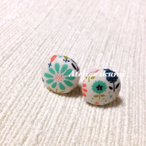 くるみボタンのイヤークリップ / 花畑×グリーン / 約18㍉ / No.d-7