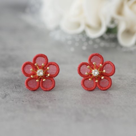 梅の花[紅]ピアス/イヤリング　(受注生産/オーガンジー刺繍/お正月/母の日/縁起物/ギフト/フラワー/冬/春/着物/和装)