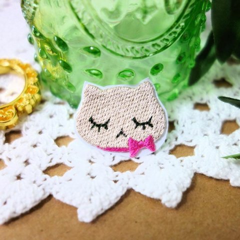 ステッカー＆アイロン接着2Wayタイプ◆眠たい顔が可愛いねこ刺繍ワッペン ネムねこフェイス型　モカ