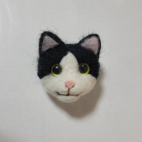 羊毛フェルト 白黒猫ブローチ