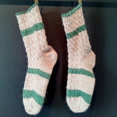 手編みの靴下（縄編みボーダー）