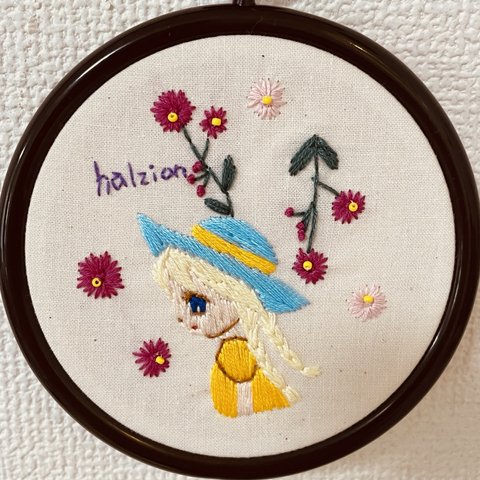 刺繍枠飾り　ハルジオンと女の子