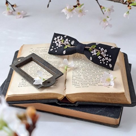 桜刺繍　リボンバレッタ/ブローチ　ブラック　花明り
