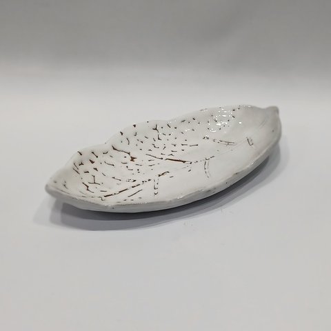 陶器 萩焼 皿 「白釉木葉皿」　上田敦之作　萩焼（w23.7 x d12.2 x h3.6cm）　