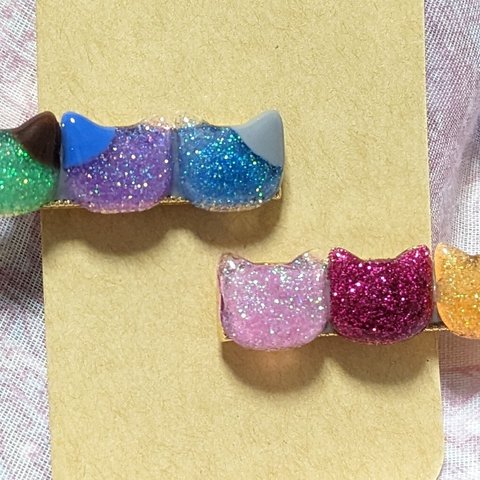 猫　ヘアクリップ　ハンドメイド　２個セット　レジン　3匹のネコ　アニマルヘアクリップ　ヘアアクセサリー