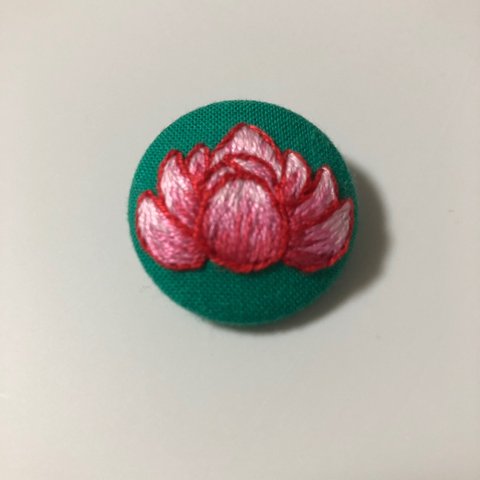 マグノリア・カンプベルリイの刺繍くるみボタン