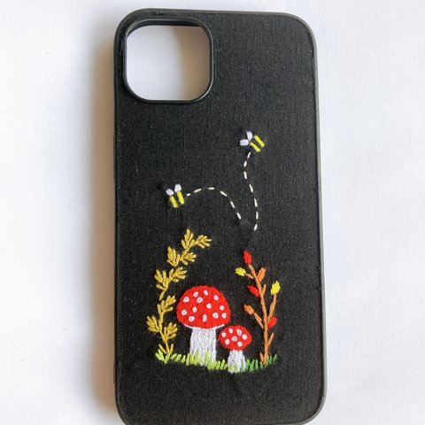 iPhone13ケース　手刺繍　きのこ　ミツバチ　赤　黒　花　リネン　スマホケース