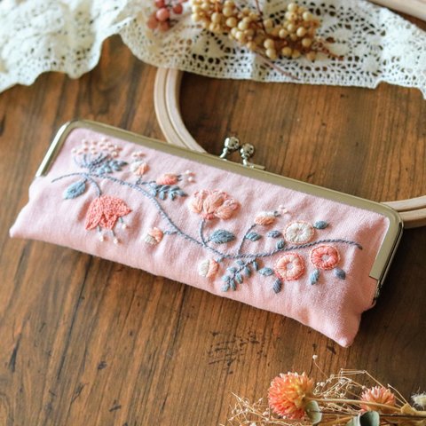 風になびく手刺繍のがま口ペンケース