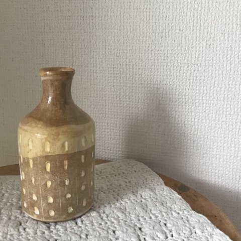 白釉しのぎ花入れ