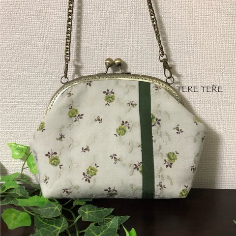 小花刺繍のお散歩　ガマ口ポシェット【送料込み】