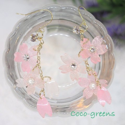 桜の花びら揺れるアシンメトリーピアス