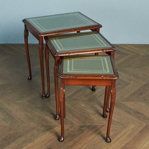 [送料無料][78638]英国 クラシック ガラストップ ネストテーブル ブナ 猫脚 サイドテーブル ローテーブル 3連 花台 飾り台 ガラス 木製 イギリス