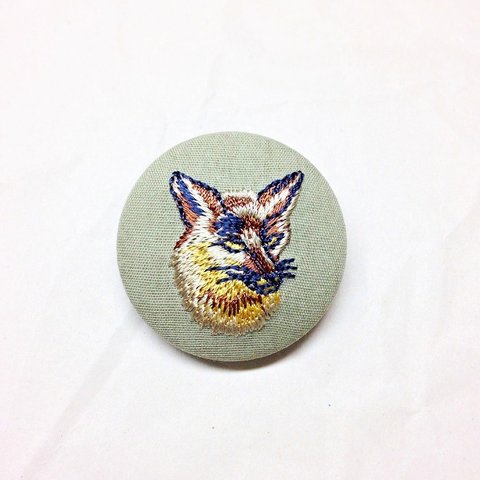 刺繍ボタンブローチ　「キツネ」