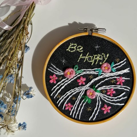 Be Happy ばらのメロディー刺繍壁飾り（小）