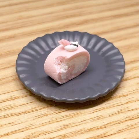 ミニチュア　齧りあと付き桜ロールケーキ