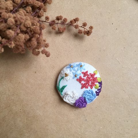 花刺繍のくるみボタン ブローチorヘアゴム 