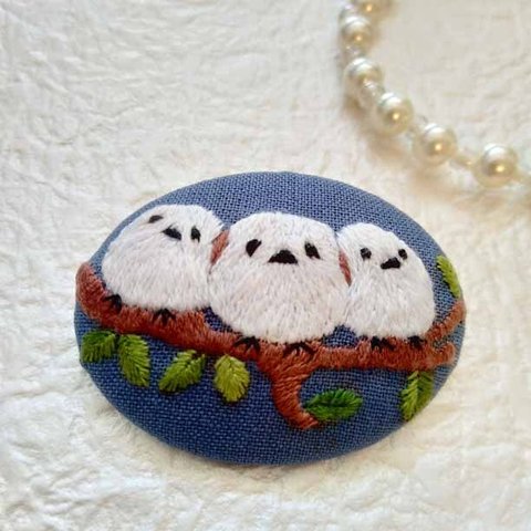 刺繍ブローチ◆シマエナガだんご◆くるみボタン