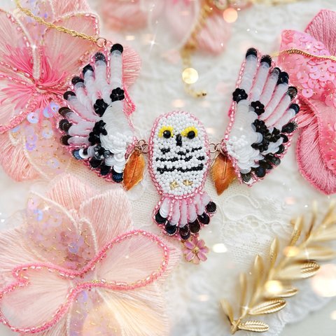 snowy owl シロフクロウ✖️秋桜のネックレス　オートクチュール刺繍