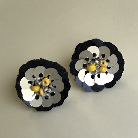 刺繍ピアス　お花　チタンピアス