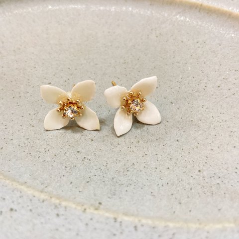 小花ピアス　白