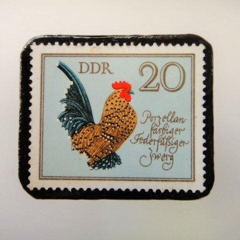 旧東ドイツ　鶏切手ブローチ　2181