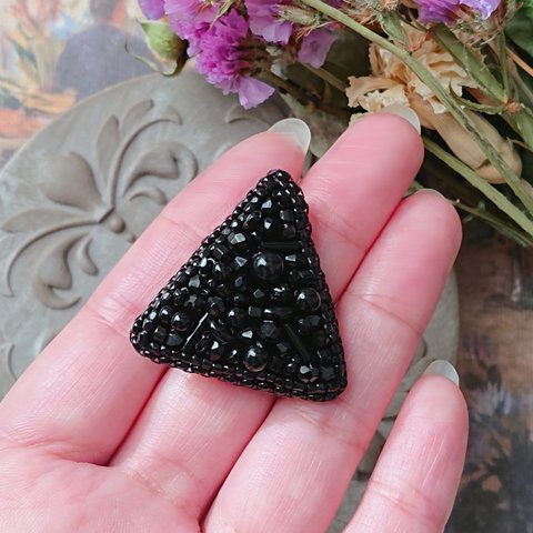 黒三角ブローチ⋆* ビーズ刺繍 一点物 アクセサリー