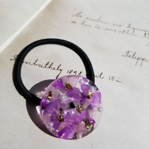 紫の花びら　ヘアゴム