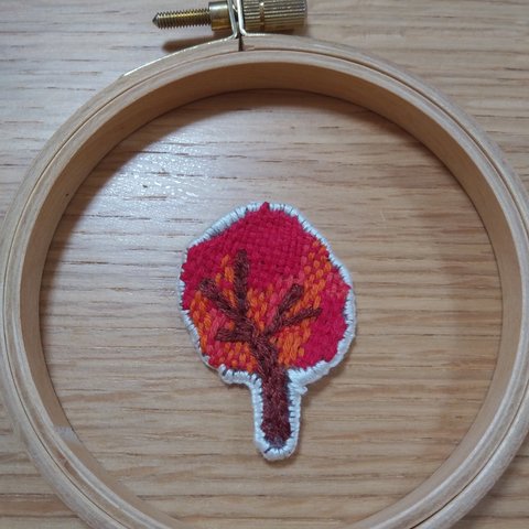 木のワッペンorブローチ(赤)　ダーニング刺繍
