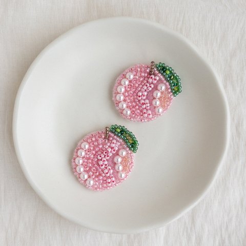 小さな桃のビーズ刺繍ブローチ