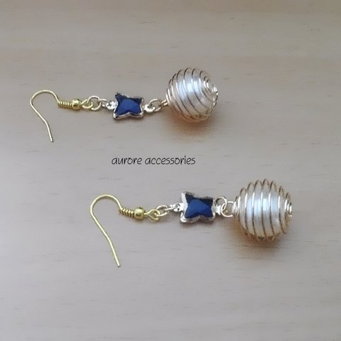 wire ball pierced earrings　うずまき    ブルー　青　上品　ワイヤーボール