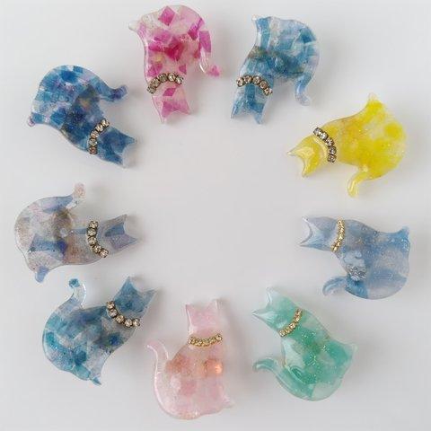 夢いろ猫のブローチ ♡　お花　レジン 　かわいい　キラキラ　バッチ　バッジ　ピンク　緑　青　赤　黄色　紫　