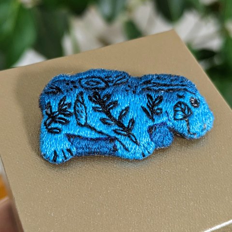 Hippopotame　青カバ　刺繍ブローチ