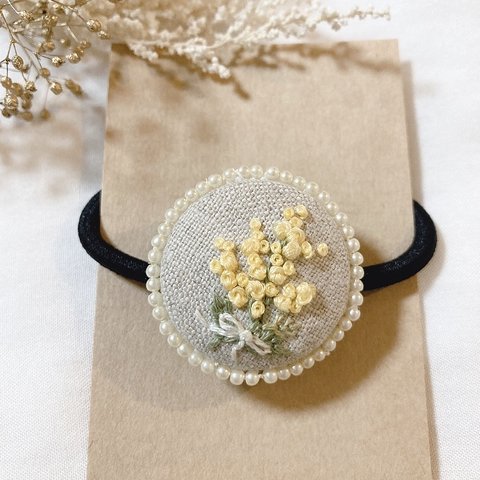 【刺繍】ミモザの花束 くるみボタンのヘアアクセサリー