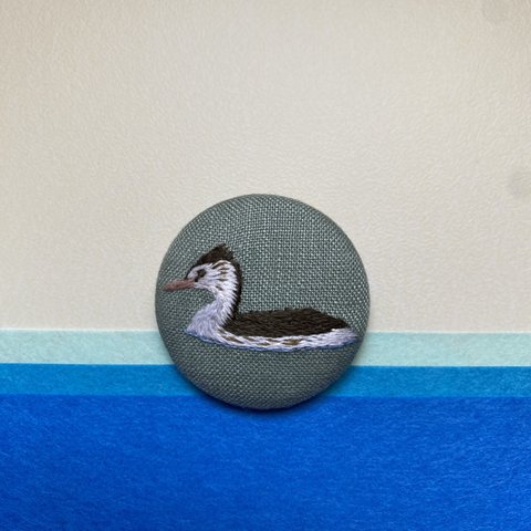 湖の カンムリカイツブリ （冬羽）刺繍ブローチ